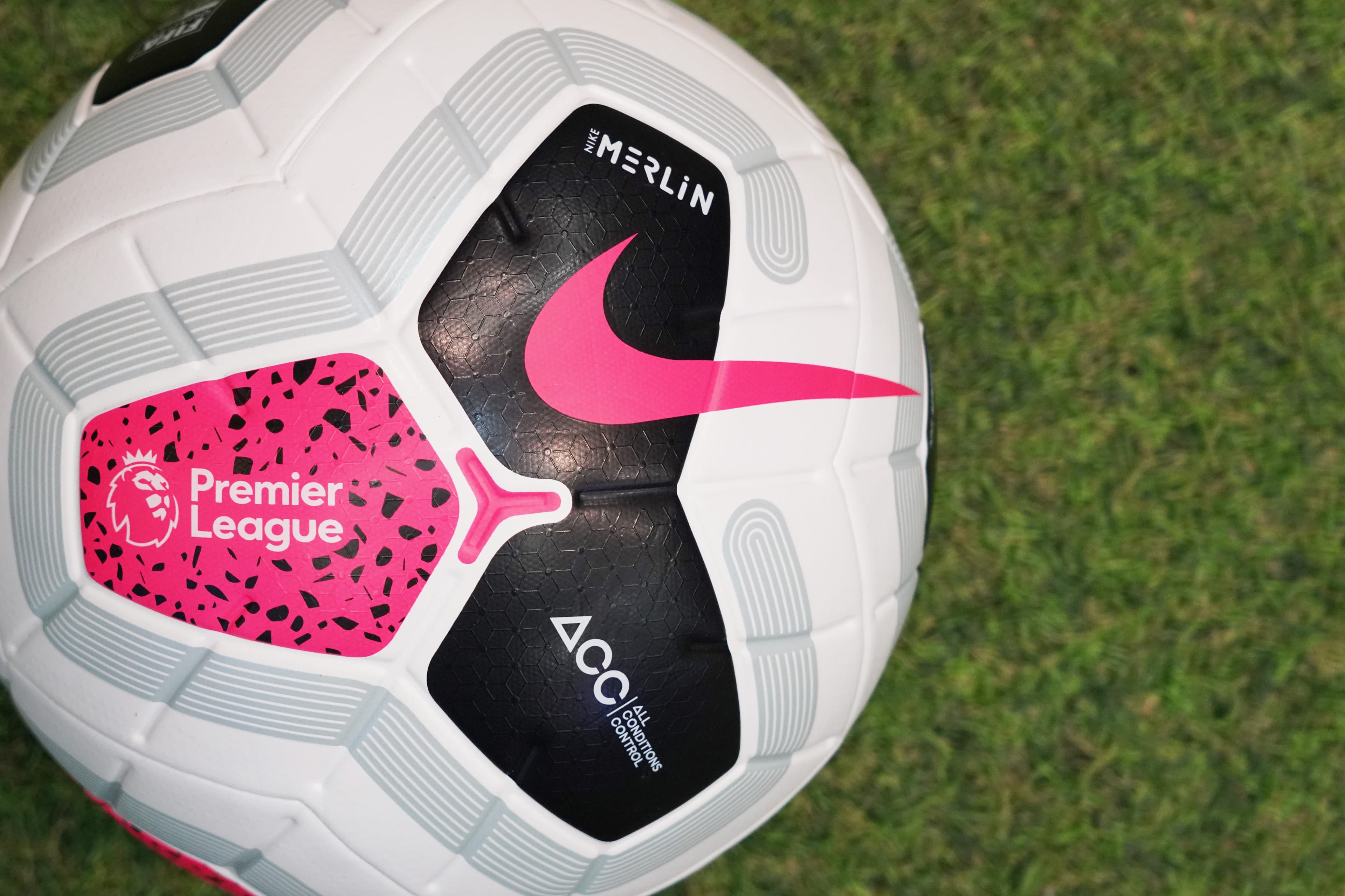 Premier League, tra caos e fascino: partite a rischio slittamento, calendario e avvisi ai tifosi