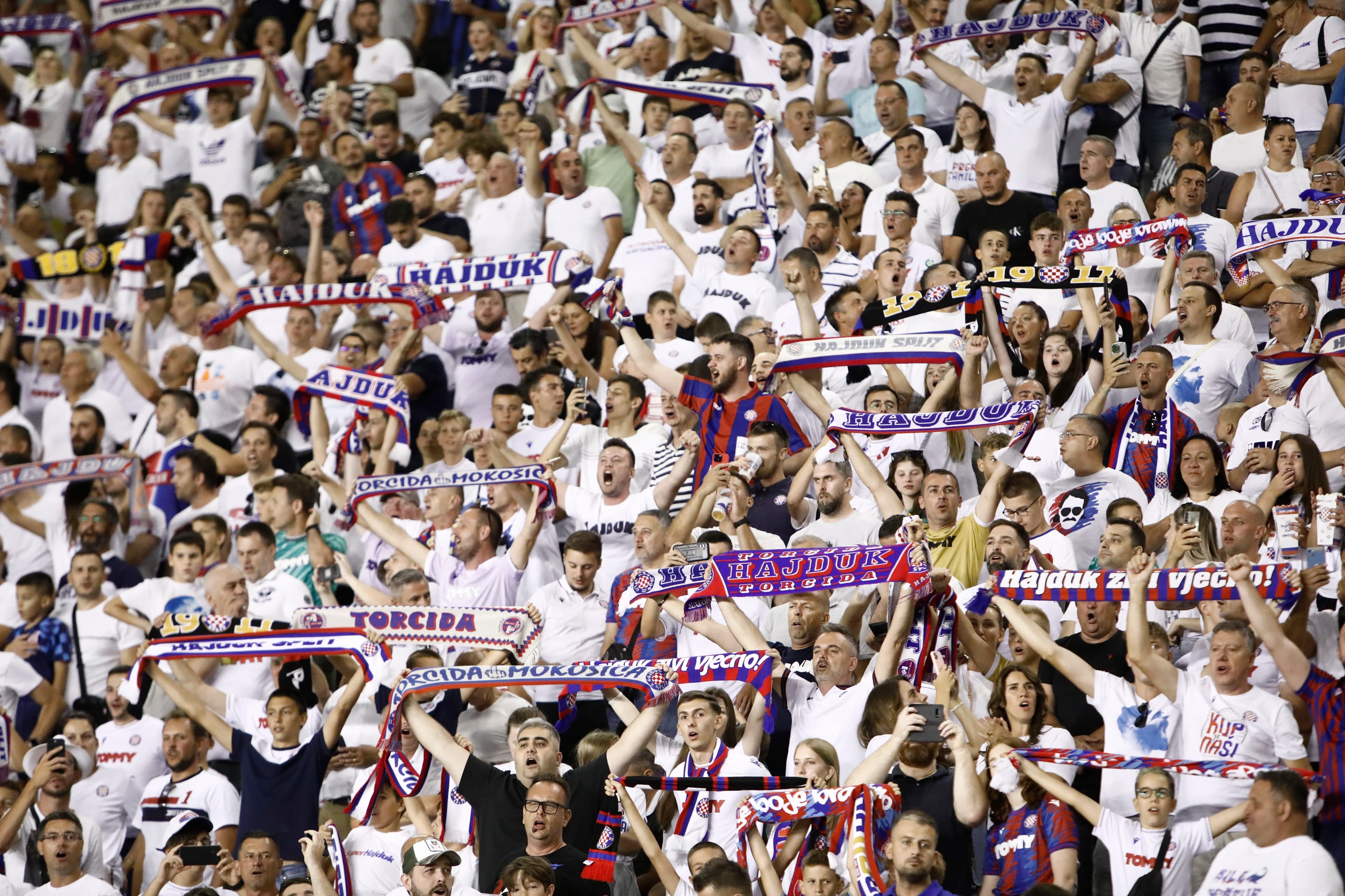 Scontri tra tifosi: oltre 160 arresti dopo la partita tra Hajduk Spalato e Dinamo Zagabria