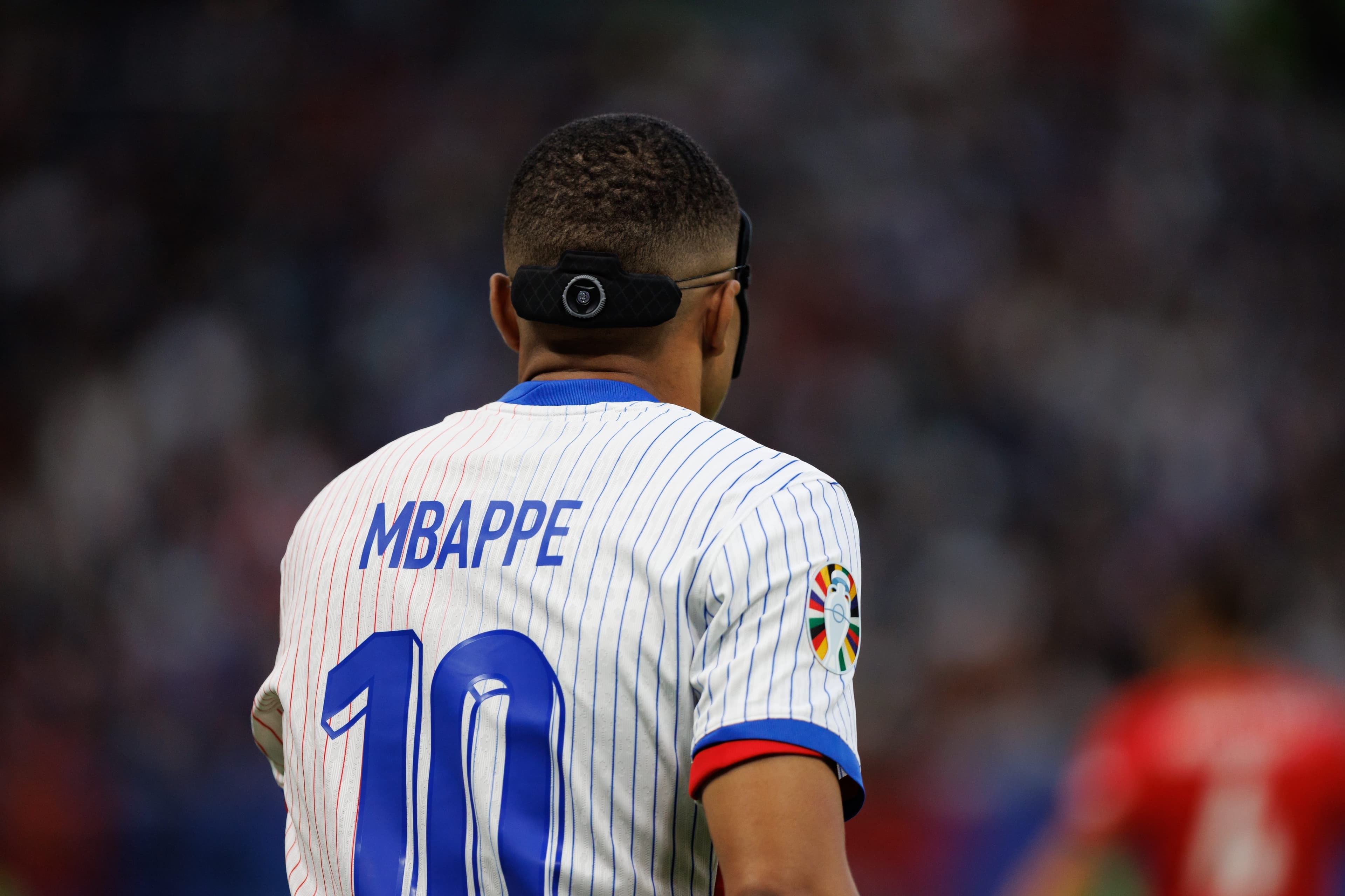 Mbappé prende la maglia numero 10 e lancia la sfida a Cristiano Ronaldo