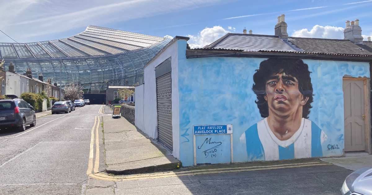 Asta da record a Parigi: la maglia di Maradona del 1986 venduta per 400.000 euro