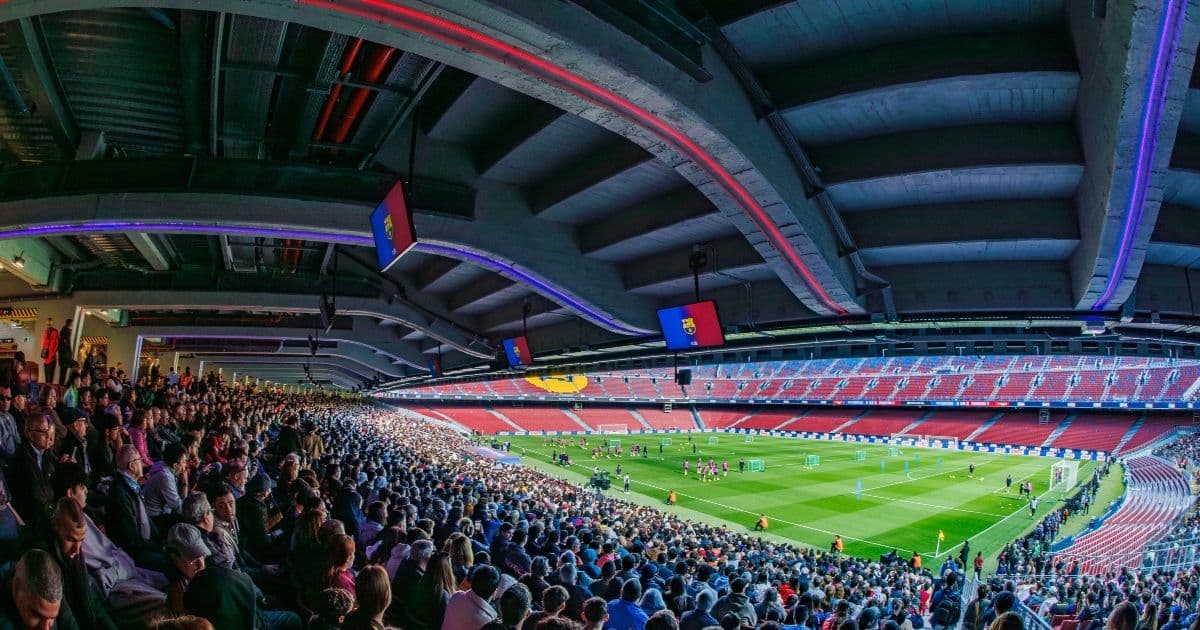 Il Barcellona trasforma l'esordio al Camp Nou: niente omaggio ai campioni