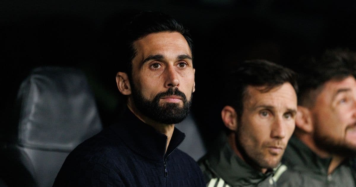 Premier League, mano pesante della FA: maxi multa per Álvaro Arbeloa dopo le critiche agli arbitri