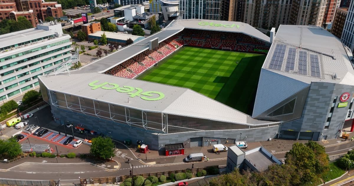 Pallone da rugby calciato dal tetto sul campo: il Brentford denuncia il folle gesto alla polizia